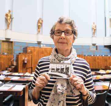 Maija Laine vieraili eduskunnassa Avointen ovien päivänä 15.10. Hän oli käynyt Eduskuntatalossa edellisen kerran vuonna 1947, mistä hänellä oli mukanaan valokuva.