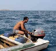 Kova Työ Kevyemmäksi Elannon hankkiminen vesillä voi olla kovaa työtä. Tarvitset Mariner Marathon perämoottorin oman työkuormasi keventämiseksi.