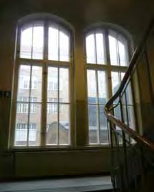 Ikkunat Rakennuksen ikkunat ovat eriaikaisia kaksipuitteisia ja lasisia puuikkunoita.