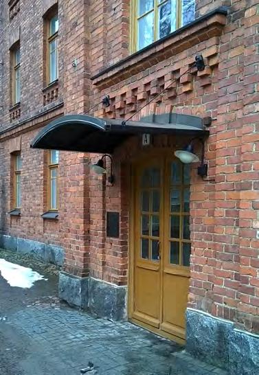 Harkinnan mukaan voidaan päätyä myös sivulla 8 esitetyn mallin tapaisiin sisäänkäyntikatosratkaisuihin (valkoinen, seinämällinen, ulkoneva katos), mikäli ne tukevat sopivasti arkkitehtonista ideaa.