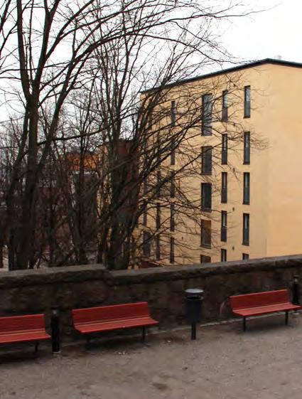 Tonttien välillä on aitaamiskielto. Nykyiset metalliaidat voidaan säilyttää halutussa laajuudessa.