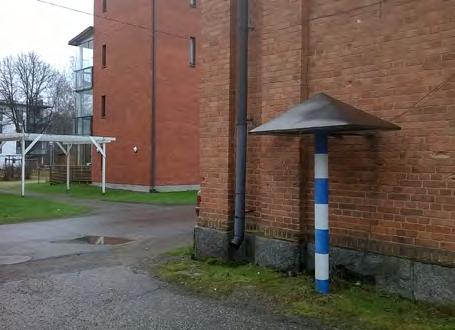 8. MAINOKSET Pylonimainokset eivät ole sallittuja. Mainokset/kyltit kiinnitetään rakennusten seiniin ja ryhmitellään selkeiksi kokonaisuuksiksi.