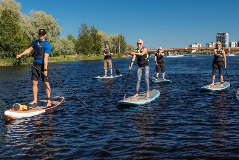Liikuntarajoitteisille tutustumiskierros ei valitettavasti sovi, sillä takatiloissa liikutaan mm.