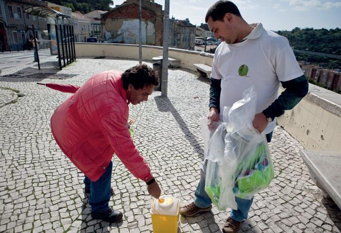 Huumeet ja yhteiskunta Vapaaehtoistyöntekijä Portugalissa antaa narkomaanille puhtaita ruiskuja käytettyjen tilalle.