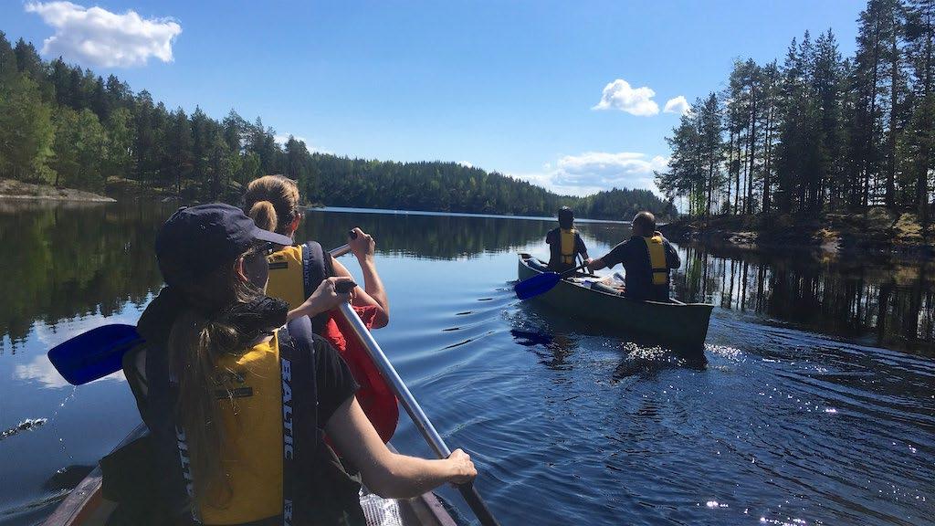 11 Linnansaaren lumoissa KUN LÄHDET TUTUSTUMAAN keskeltä Saimaan Haukivettä löytyvään upeaan Linnansaaren kansallispuistoon, kannattaa varoa, ettei lennä hyttysiä suuhun.