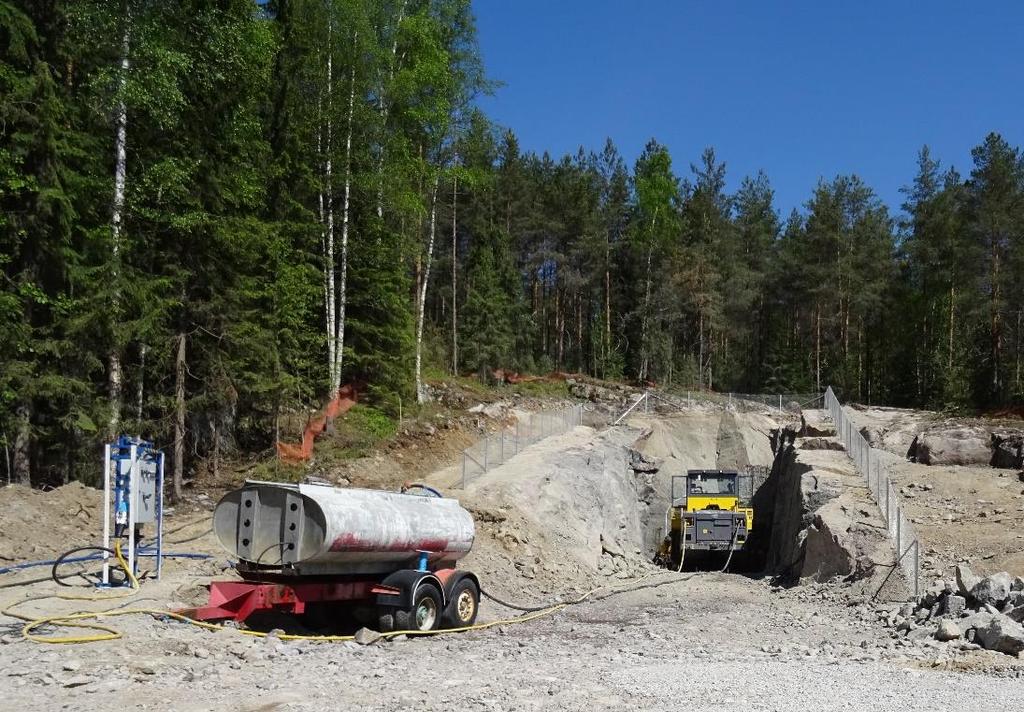 Raportti 4 Hankeosa 1B Allianssi-Lahti Toukokuussa tehtiin vielä pääosin valmistelevia töitä. Patomäessä aloitettiin koekaivannon ja -meluvallin teko ja poistettiin pintamaita.