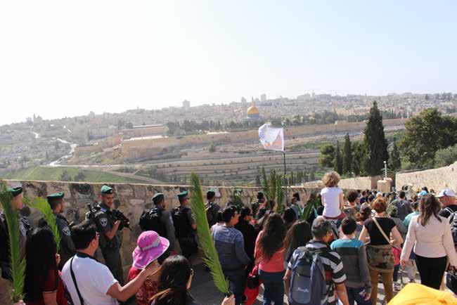 kulkueesta, jossa kansa iloitsi palmunlehvät käsissään Messiasta. Jerusalemissa tuo kulkue laskeutuu edelleen joka palmusunnuntai alas Öljymäkeä, halki Getsemanen puutarhan.
