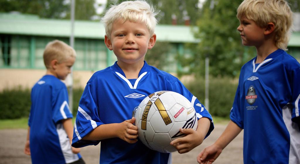 3. VÄHÄVARAISILLE PERHEILLE ERITYISTÄ TUKEA Perheen taloudellinen tilanne hankaloittaa nuorten elämää vapaa-ajalla.