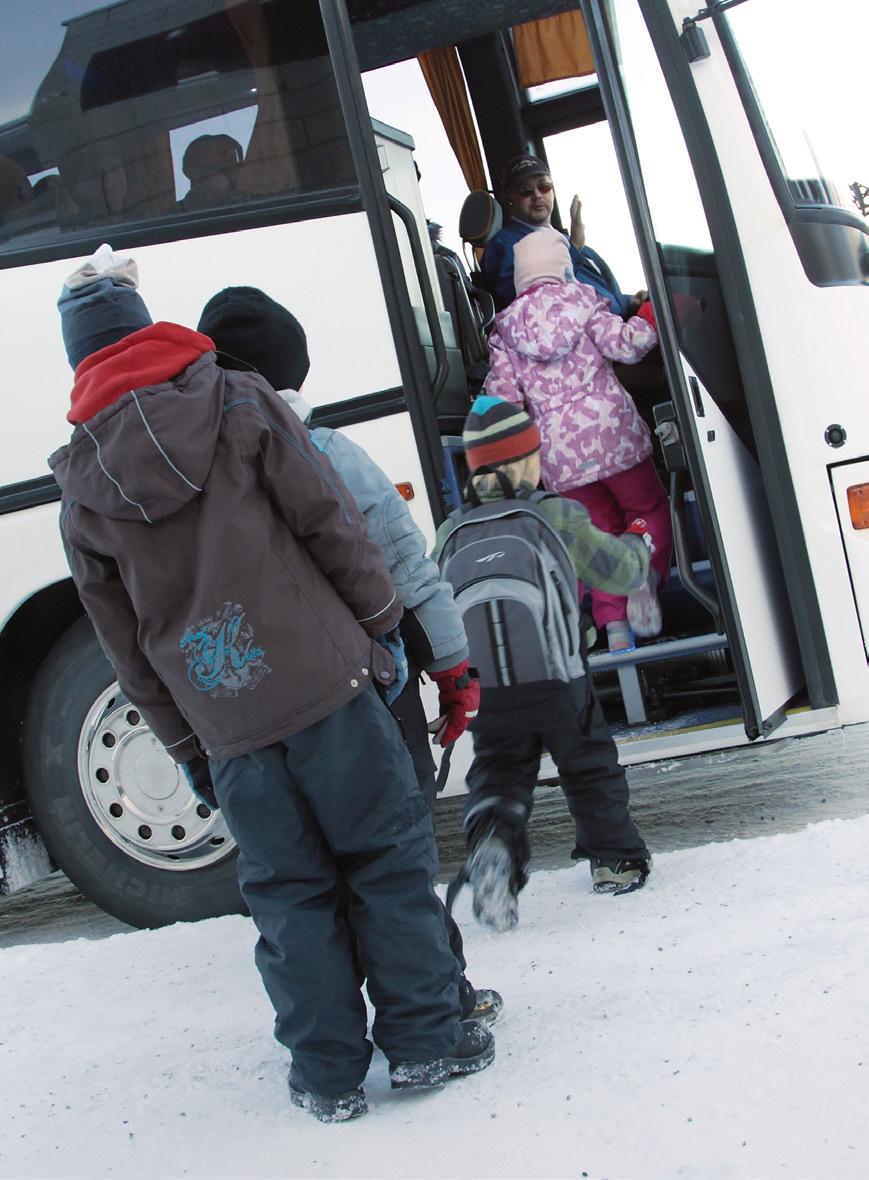 2. Liikenneturvallisuustyön nykytila 7 Liikenneympäristön kuvaus Joukkoliikenteellä tehtyjen matkojen määrä on kasvanut huomattavasti vuosina 2008 2012, ja joukkoliikenteen osuus matkoista on