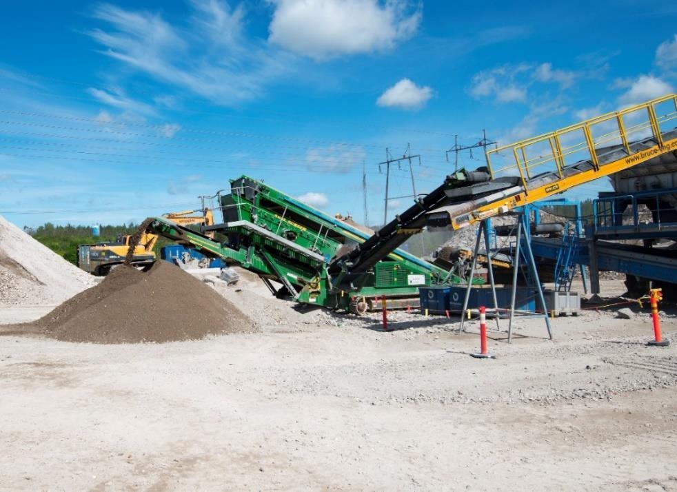 22 Kuva 9 Tyypillinen kasavarastointi betonitehtaalta. (Rudus Oy, 2015) 3.2.2. Siilot Siilo on säiliö, joka muodostuu suppilomaisen kartion päälle nostetusta sylinteristä.
