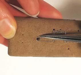 Hiekoitetun katon suojaksi pujotetaan putken ja katon väliin