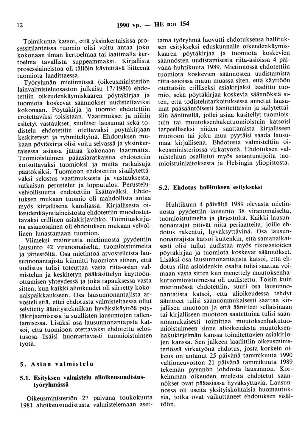 12 1990 vp. - HE n:o 154 Toimikunta katsoi, että yksinkertaisissa prosessitilanteissa tuomio olisi voitu antaa joko kokonaan ilman kertoelmaa tai laatimalla kertoelma tavallista suppeammaksi.