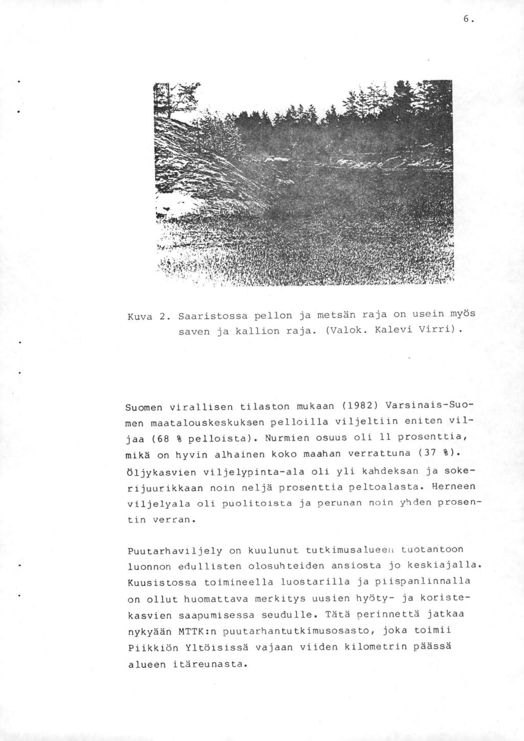 6. Kuva 2. Saaristossa pellon ja metsän raja on usein myös sav ja kallion raja. (Valok. Kalevi Virri).