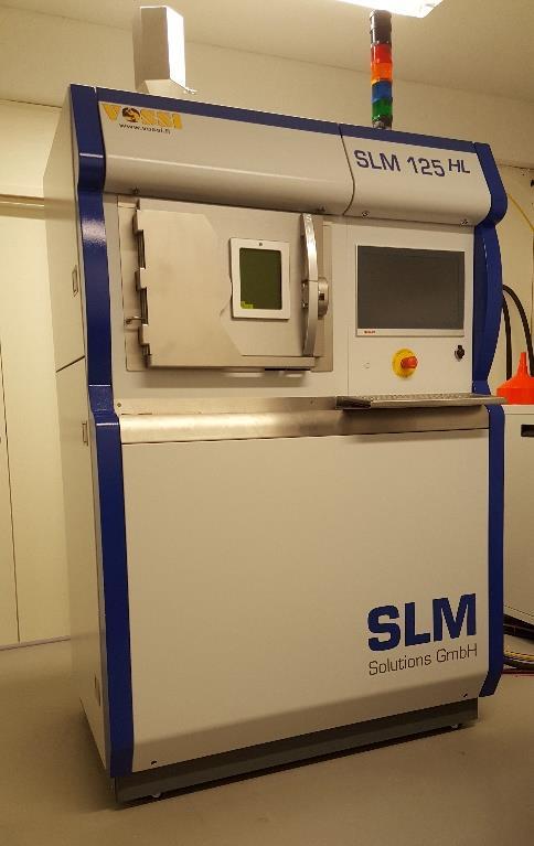 3.4 SLM 125 HL -tulostin Yritykseen hankittiin syksyllä 2017 SLM 125 HL -metallin 3D-tulostin (kuva 7). Tulostimen on valmistanut saksalainen SLM Solutions Group AG. KUVA 7.