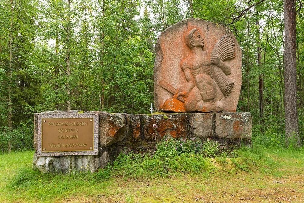 Ne yllättivät vihollisen ja tuhosivat kilometrin päässä lossilta sen huoltokeskuksen ja tykkipatterit. Yllättyneet neuvostojoukot jättivät Pelkosenniemen ja pakenivat sekasorron vallitessa 19.