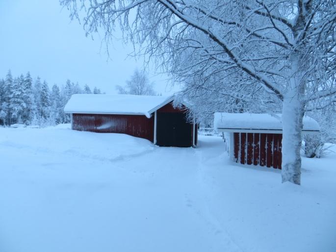 Puistolan pihapiirissä on runsaasti eri-ikäisiä rakennuksia mm.