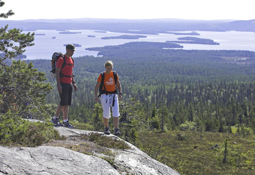 merkityillä ympyräreiteillä tai vaeltaa halki koko kansallispuiston