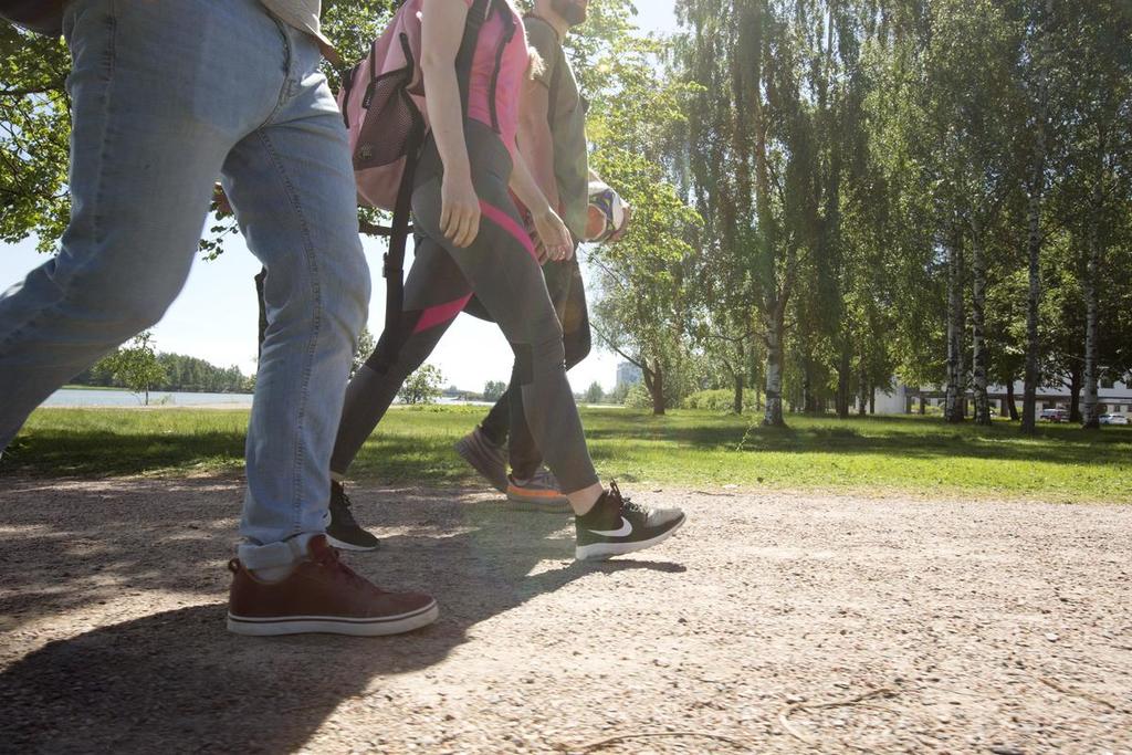 Asuminen ja työpaikat sijoitetaan joukkoliikenteen, kävelyn ja pyöräilyn kannalta hyville alueille Autottoman elämäntavan edellytykset paranevat asumisen tiivistyessä keskuksiin, kävelyn ja pyöräilyn