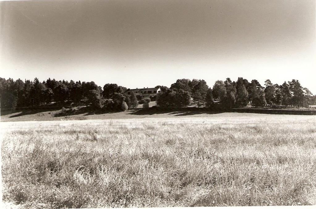 11 (27) Kuva: Kaisankodin päärakennus hahmottuu selkeänä elementtinä tarkasteltaessa kartanonmäkeä lännestä peltoaukean yli. Päiväämätön valokuva ajoittuu todennäköisesti 1930 1940-luvuille.