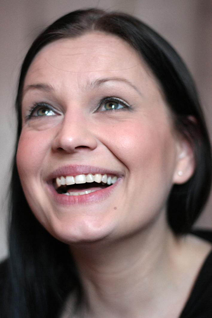 ARTIST STATEMENT Hanna Holopainen (-76) Oulu - Finland Kuvataiteilija Tuotantoni on abstraktia maalaustaidetta.