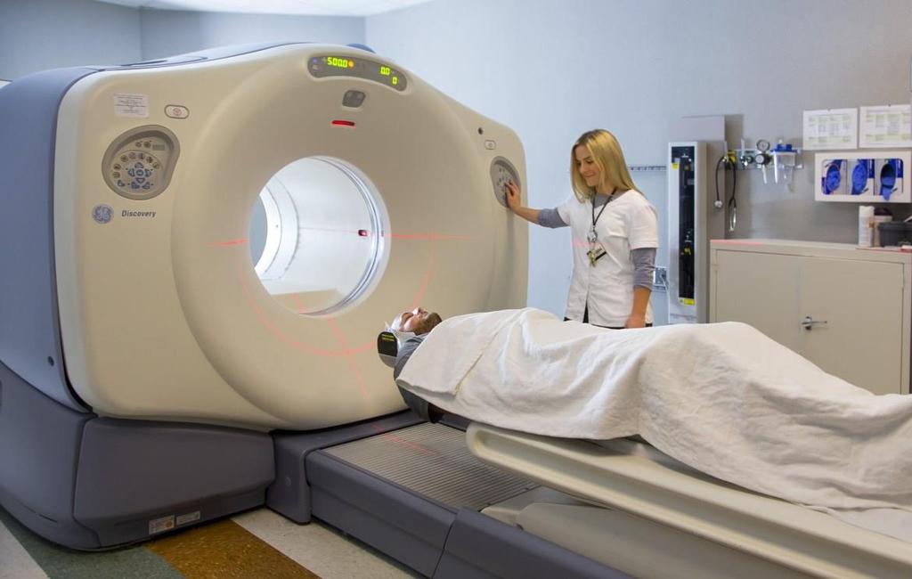 Eri aivotutkimusmenetelmät PET Positroniemissiotomografia Hyödyntää radioaktiivisia lyhytikäisiä (T1/2 2 min-2 tuntia) isotooppeja käyttävä leikekuvausmenetelmä Mahdollistaa kudosten ja elinten