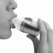 B. Inhalation av dosen Håll undan enheten från munnen. - Andas ut helt. Var noga med att inte andas ut på munstycket på enheten. - Placera Elpenhaler i munnen med läpparna tätt runt munstycket.