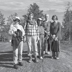 La komencinta grupo manøas kun ni kaj ni aýdas la violonon de Tiina, ni kantas kaj ni ludas vespere.