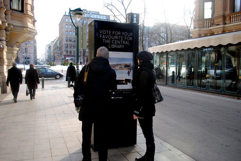 Ala laputtaa! 2012. Kirjastojen yhteinen kampanjapäivä, asiakkaat antoivat palautetta liimaamalla post-itlappuja suoraan kirjastotilaan Päätä rahasta!