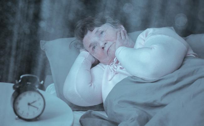 Sisäiseen kelloon vaikuttaa vuoden- ja vuorokaudenajan valoisuus tai pimeys. Ihminen herää luontevammin auringon noustessa ja nukahtaminen on helpompaa illan pimetessä.