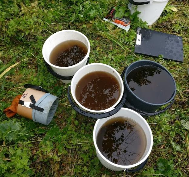 tutkimuslaitokselle isoissa vesiastioissa muovipusseissa (Kuvat 17 ja 18). Pusseissa oli jokivettä, jonka piti kylmänä ämpärissä oleva jää.