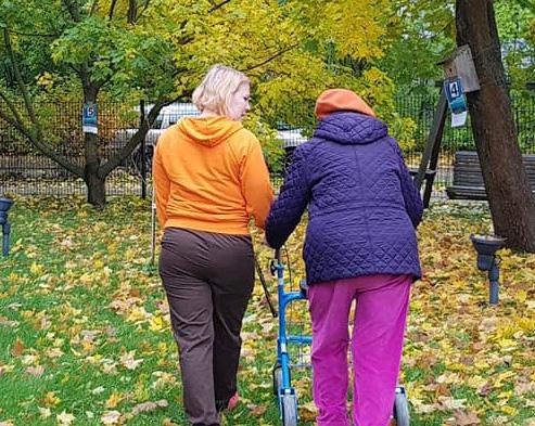 Omaiskyselyn taustaa ja toteutus Helsingin Seniorisäätiö sr on suomalainen, yleishyödyllinen vanhuksille palveluja tuottava säätiö, joka kuuluu kaupunkikonserniin ja täydentää näin kaupungin omaa