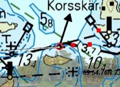53 / 97 Notera att Huomaa että Båten (röd ring) är i högra kanten av sjökortet (se förstoringen invid). Vid ringen finns ett lateralmärke, detta syns också genom sjökortet, babord om båten.
