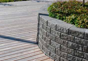 (112) Muuria valettaessa betonin massamenekki on n. 0,01m³/ m² (10 litraa) muurin seinäneliötä kohden. Muuri suositellaan valettavaksi säänkestävällä rakennebetonilla.
