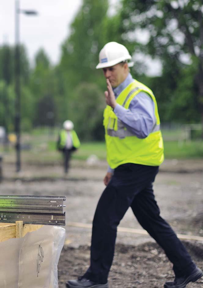 Asennus Sujuvaa liikkumista rakennustyön kaikissa vaiheissa Suurimpia logistisia haasteita rakennustyön aikana on työntekijöiden ja tavaran saaminen oikeaan paikkaan oikeaan aikaan.