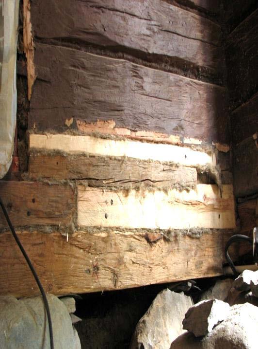 Toimenpiteet: ensimmäisestä (1.) hirsikerrasta poistettiin alaosasta noin 10 cm korkeudelta oikeasta seinästä lukien 250 cm pituinen pätkä lahoa puuta.