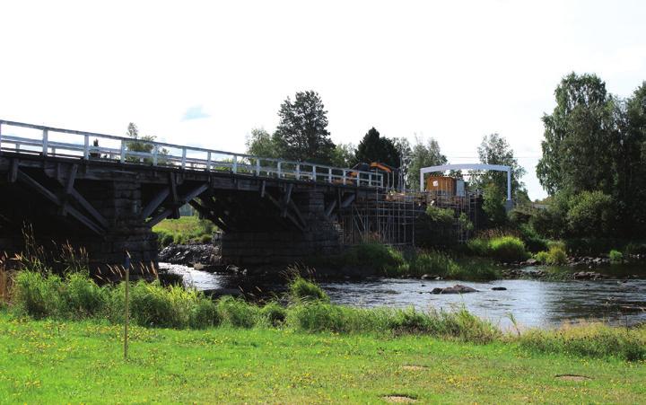 Etelänkylän vanha silta on suljettu, ja kunnantalon edustalla asfalttitie on poistettu kokonaan. Remontoiminen ja uuden luominen kertovat elinvoimaisesta kunnasta.
