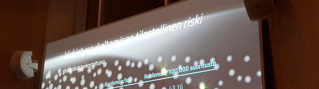 Jone sukellusturvallisuudesta Paikalle oli saapunut parikymmentä Simppua kuuntelemaan Jouni Jone Piispasen esitelmää sukellusturvallisuudesta.