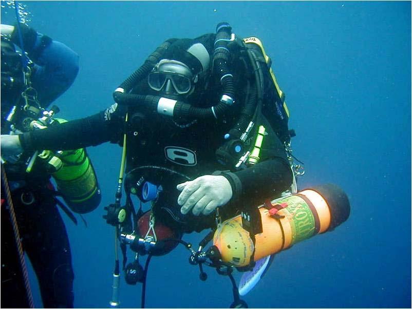 Kuva: Rebreather sukeltaja (kuvaaja Dr. Lun Turner) vissa olosuhteissa tapahtuvia ja monesti myös suljetuissa ympäristöissä, esimerkiksi luolissa tapahtuvia.