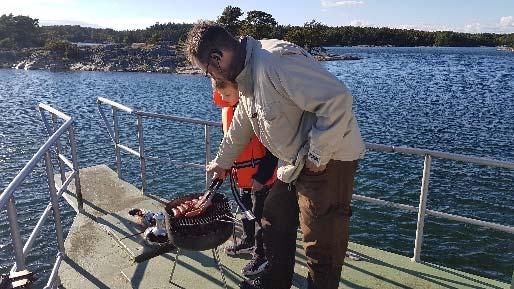 Mukaan norppaohjaajaksi Pekka on tullut lastensa harrastuksen myötä. Kuvassa Pekka grillin ääressä norppien snorklausretkellä viime kesänä.