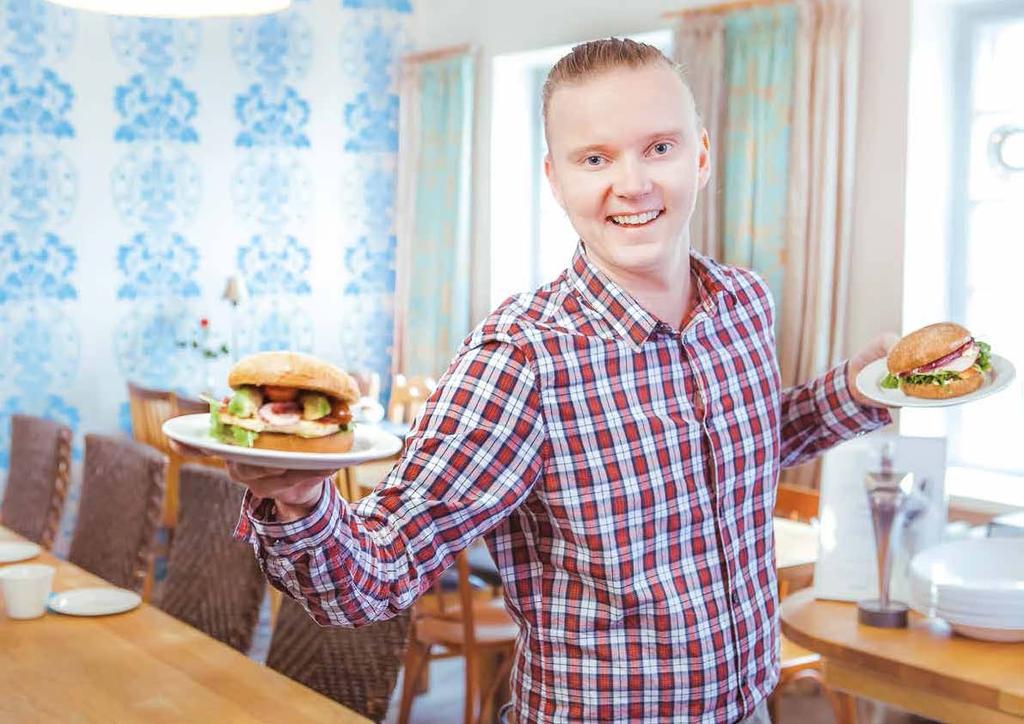 NIIN HYVEESSÄ KUIN PAHEESSAKIN Vuoden kahvilatyöntekijällä Pekka Koivulalla on hymy herkässä Hyve & Pahe -kahvilaravintolassa Joensuussa.