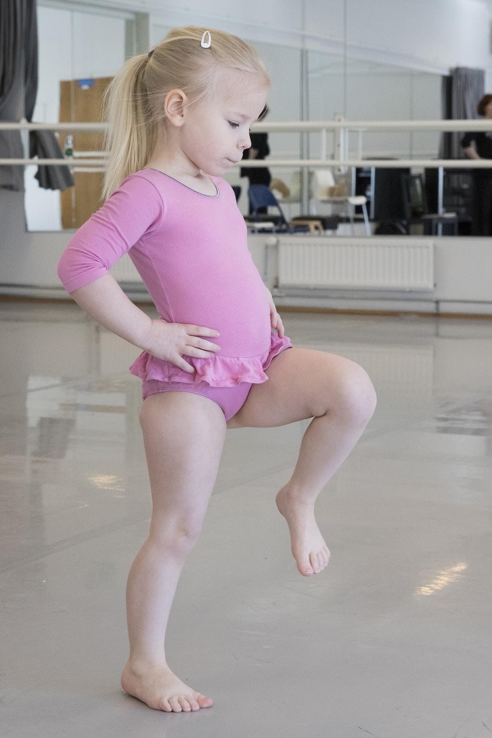 Varhaisiän opinnot Lapsi/aikuinen-tanssi (L/A) 1 x 45 min/vko Lapsille ja aikuisille tarkoitettu tanssitunti, jossa molemmat pääsevät nauttimaan tanssin antamista uusista virikkeistä ja energiasta.