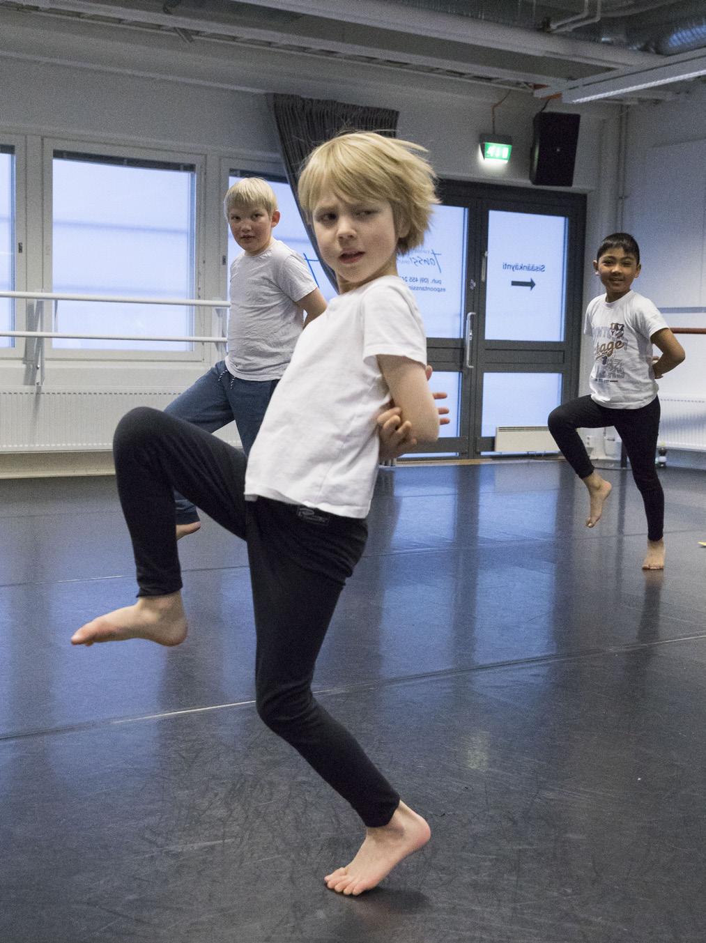 Tanssin perusteiden harjoittelu aloitetaan tanssiharjoituksilla, joissa käytetään mielikuvia ja satujen maailmaa.
