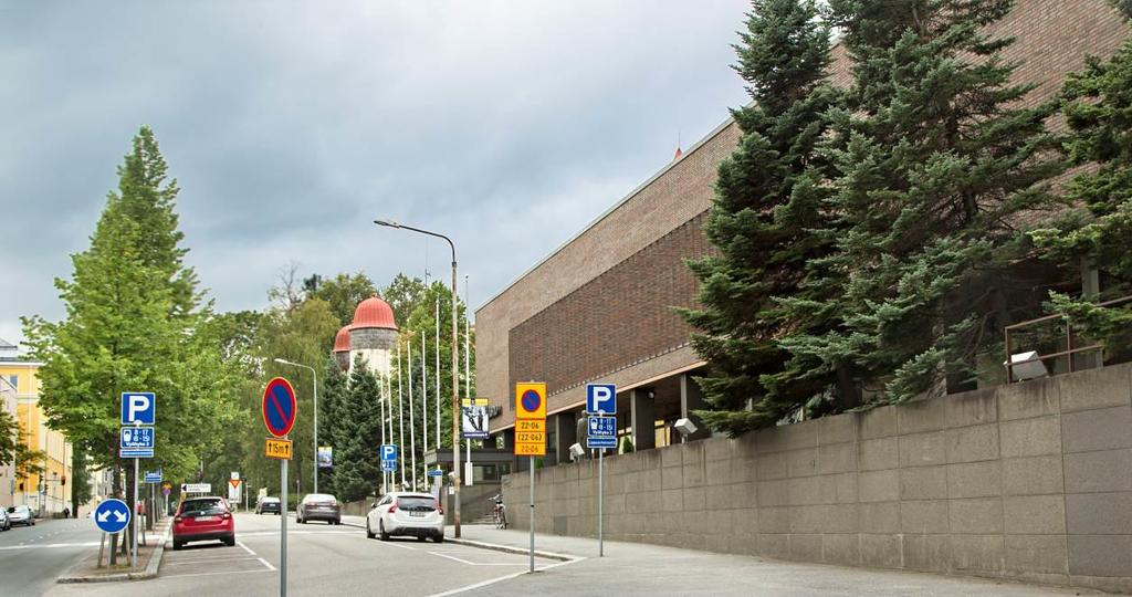 Alun perin museon piha-alue oli suljettu lankkuaidoin ja rakennuksin niin, että näkymät kadulta olivat rajatut.