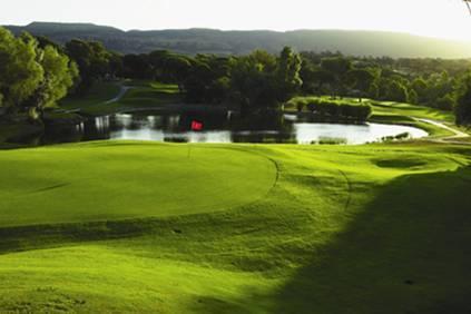 Golf Saint-Endreol sijaitsee La Motten metsäisillä kukkuloilla hieman korkeammalla kuin alavat kentät. Talvikuukausina siis pelaaminen saattaa olla melkoisen koleaa.