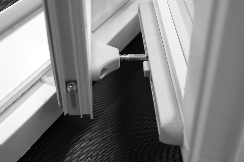 Vädringsbeslaget AutoLock Spärranordning och stormhasp.