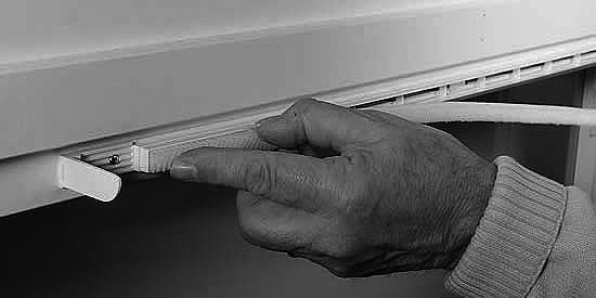Tilluftsfönstret och Biobe ThermoMax -ventil Reglering av luftmängden. Luftmängden i ventilerna kan regleras manuellt med luftvolymreglaget på ventilens vänstra ända.