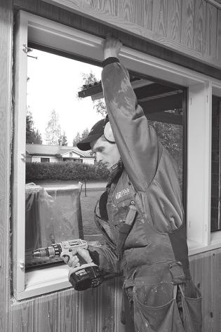 Montering av Pihla-fönster 1. Fäst skruvar, kilar och dylikt i öppningens nedre kant. Säkerställ att lika stora fönster monteras på samma höjd på olika väggar. [1] 2.
