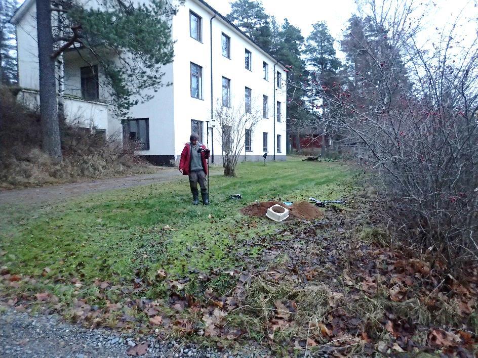 20 T. Sepänmaa dokumentoi emäntäkoulun pihaan