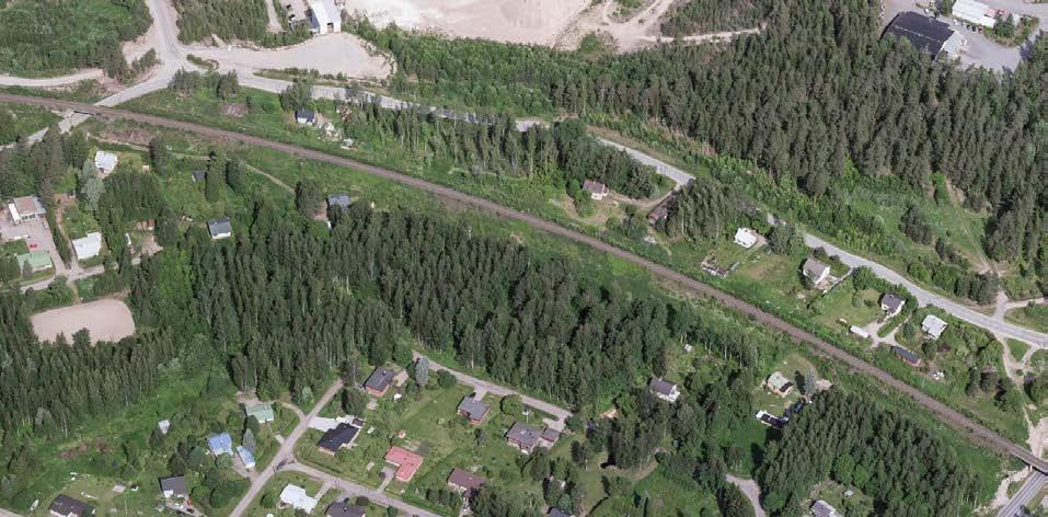 Luonnonympäristö Pohjavesi Maaperä Kuva 2. Radan varren rakennettua ympäristöä (Blom Kartta Oy 2016). Rakennettu ympäristö käsittää myös rautatien ja katualueita sekä kunnallistekniikan verkostoja.