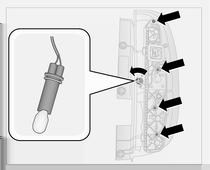 Auton hoito 131 4. Avaa neljä kiinnitysruuvia ruuvitaltalla. Käännä peruutusvalon lampun kantaa vastapäivään ja asenna lamppu takaisin. 5. Irrota lampun kanta ja tiiviste valokotelosta. 6.